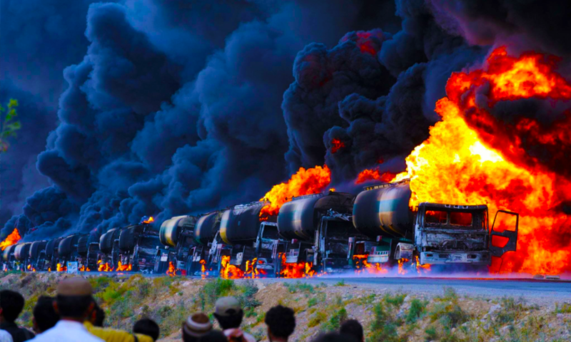 Иракская авиация сожгла конвой нефтевозов террористов