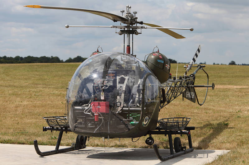 Первые вертолеты в мире. Вертолет Bell h13. Bell h-13 Sioux. H 13 Sioux. Американский вертолет Белл h13.