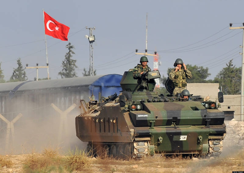 Турция стягивает к сирийской границе дополнительные танки и гаубицы
