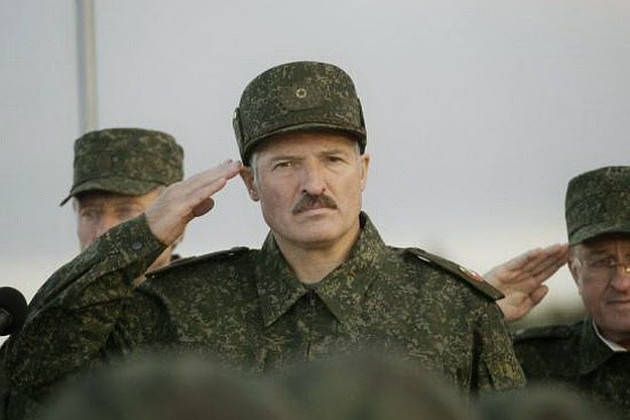 Лукашенко: Беларуси приходится наращивать оборонный потенциал