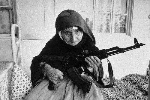 106-ти летняя бабушка защищает свой дом в Карабахе, 1991 г.