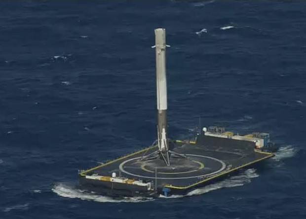 SpaceX впервые успешно посадила ракету на морскую платформу