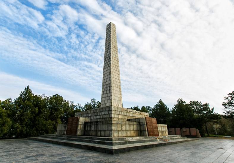Ветераны вспоминают героев, безмолвно погибавших на Сапун-горе в 44-м