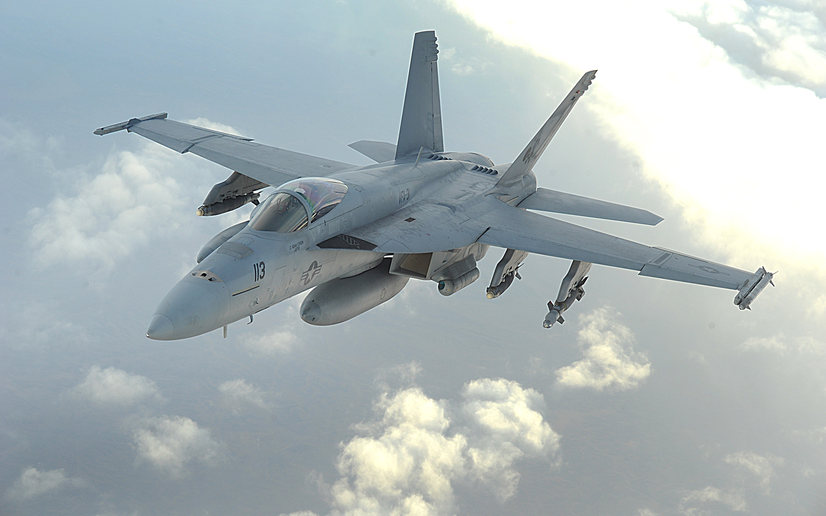 Два военных самолета F-18 столкнулись над побережьем США