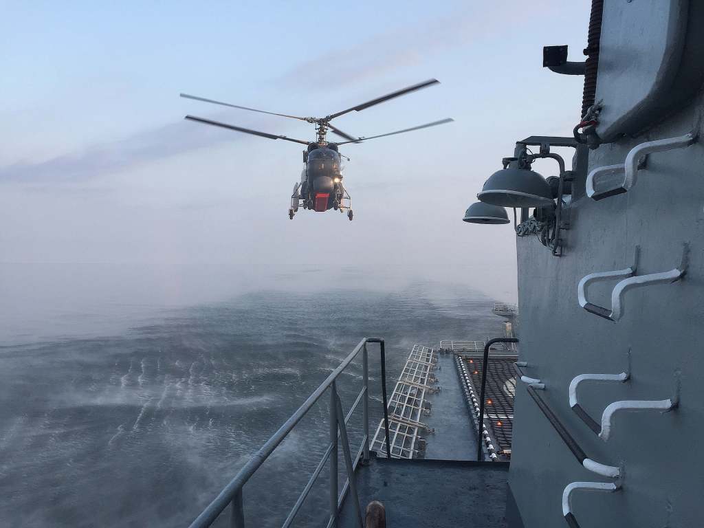 Вертолетчики Балтийского флота отработали посадки на палубу корабля