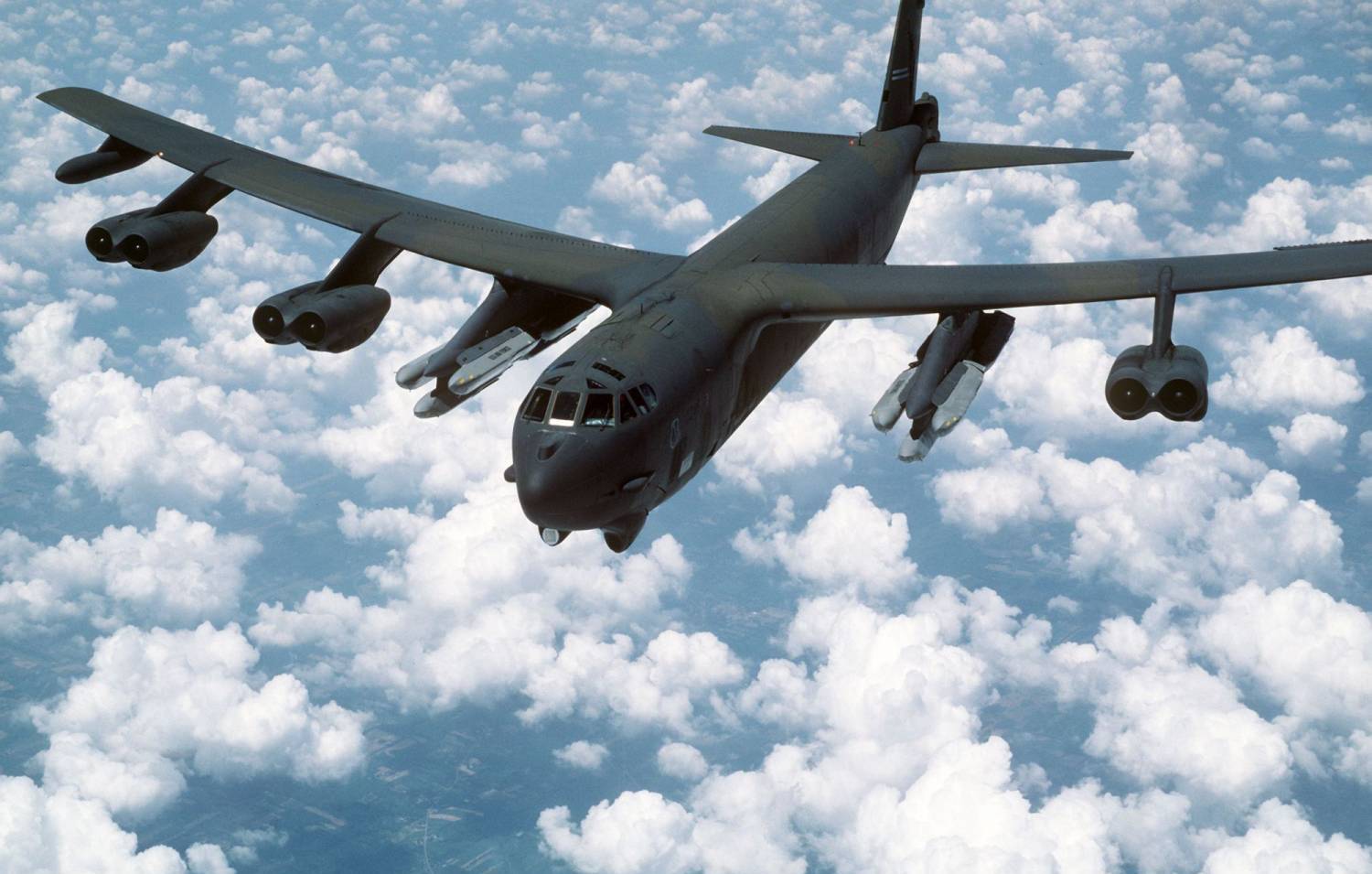 Бомбардировщик ВВС США В-52 разбился на Гуаме