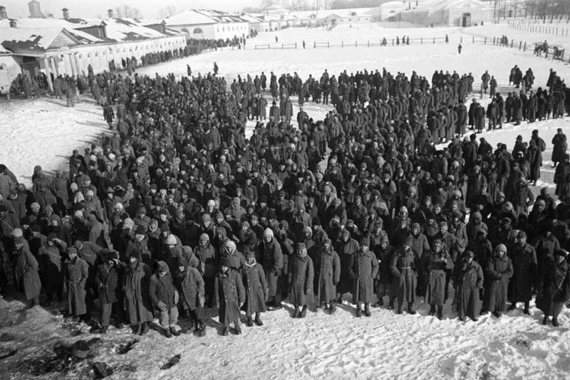 Красноармейцы среди пленных немцев социальную справедливость восстановили