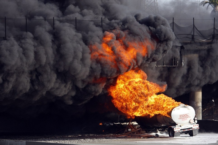 Сирийские «Тигры» сожгли дотла нефтяной конвой боевиков из засады