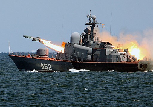 Разведчик НАТО наблюдает за ракетными стрельбами кораблей Балтфлота РФ