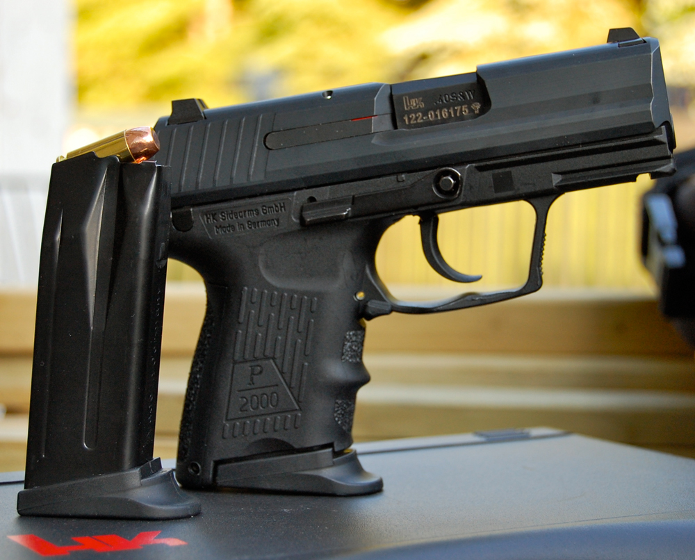Пистолет Heckler & Koch P2000, производство которой было начато в 2001 ...