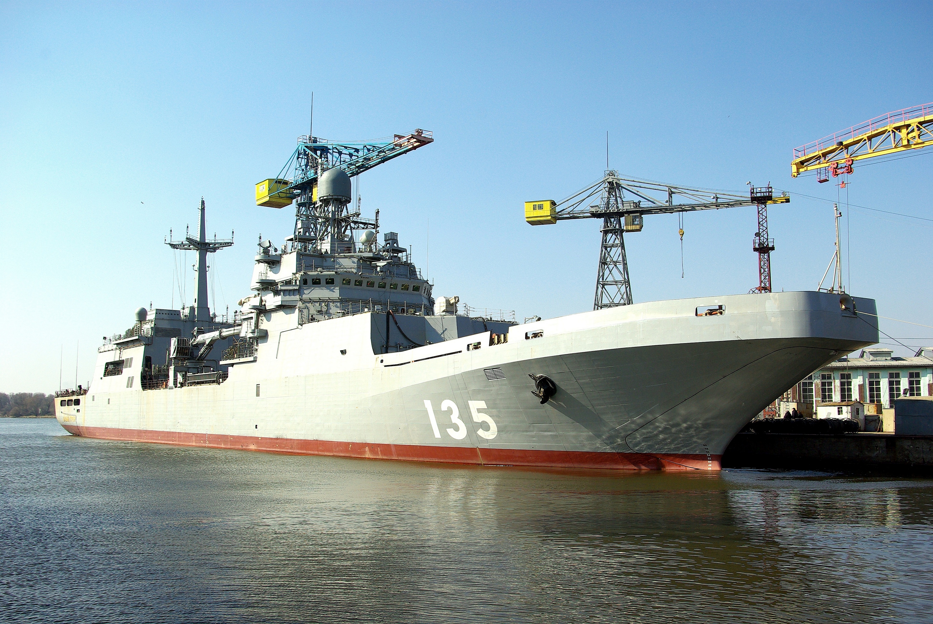 Российскому флоту нужно больше десантных кораблей