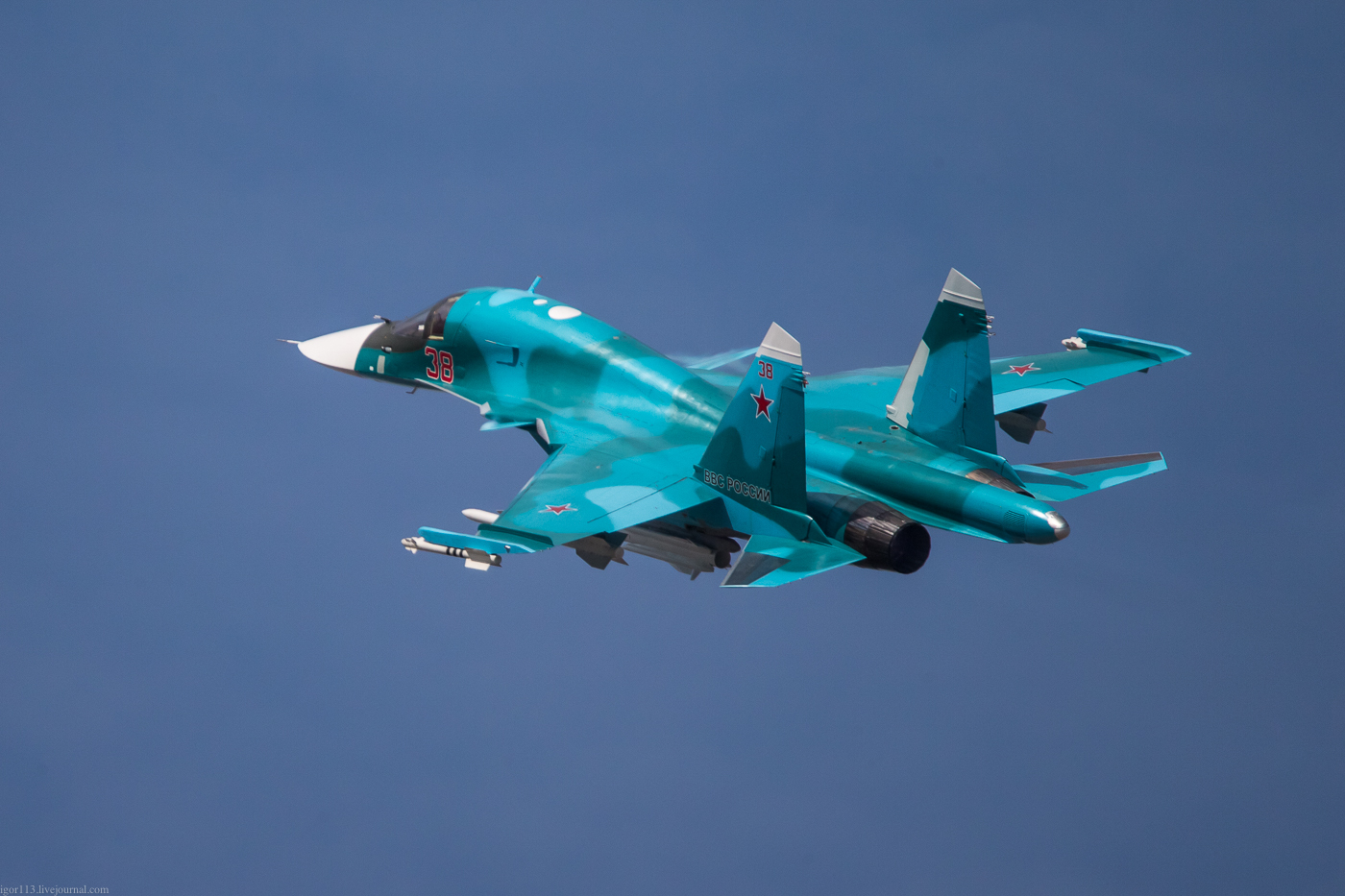 Звено Су-34 вызвало панику у ИГИЛ: уничтожено 53 машины, 4 пункта и склад БК