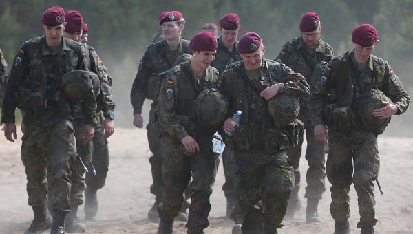 НАТО группирует войска на Российских границах