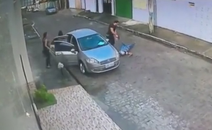 Бразильский полицейский мгновенно застрелил грабителя