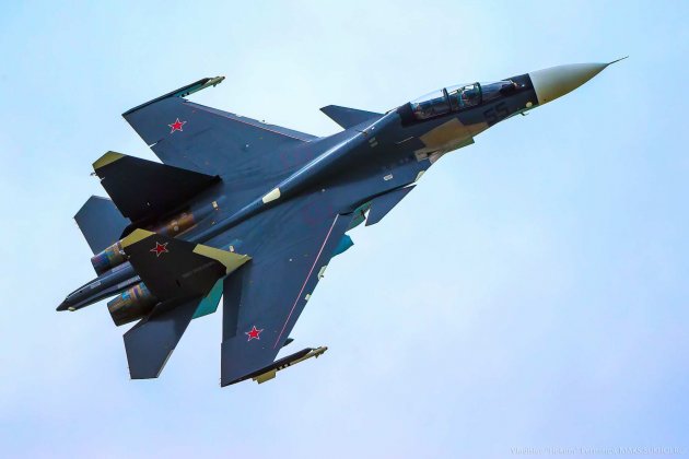 Россия принимает на вооружение новую партию мощных истребителей Су-30СМ