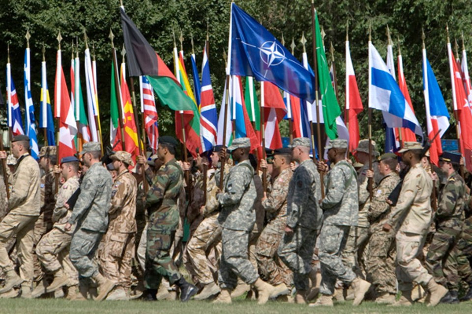 Литва берет под ружье: НАТО готовит военный театр в Балтии