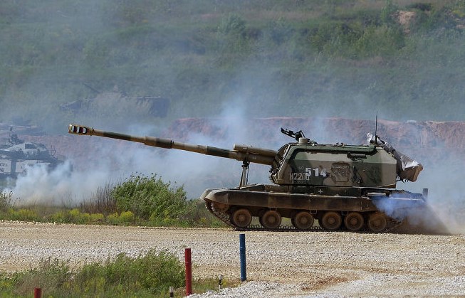 Российские военные ведут огонь из танков в горах Армении