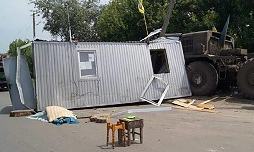 Самоубийцы со стажем: тягач ВСУ протаранил набитый солдатами блокпост Самоубийцы со стажем: тягач ВСУ протаранил набитый солдатами блокпост
