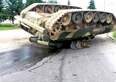 В Подмосковье перевернулся танк Т-80