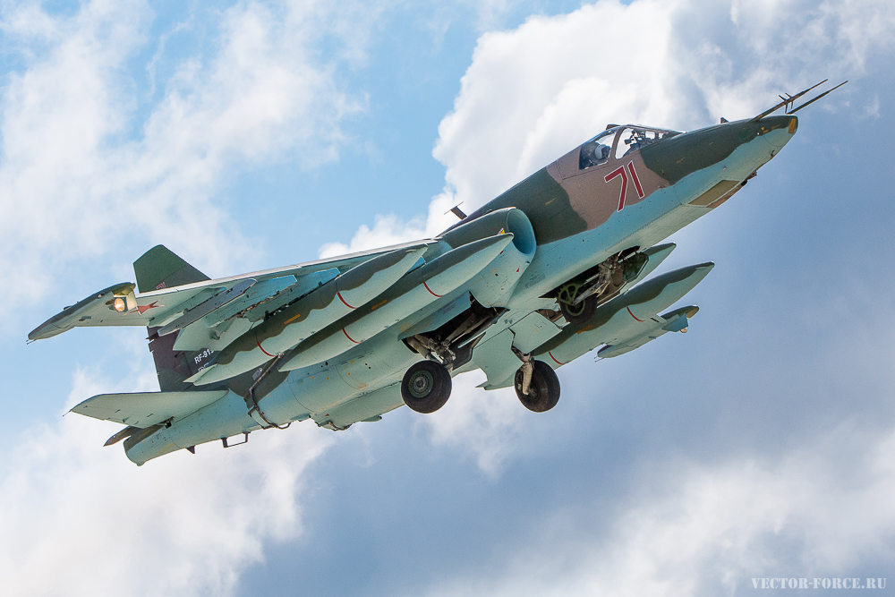 Штурмовики СУ-25 взмывают в небо Крыма