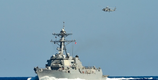 Сигнал Трампу: почему американские эсминцы смеют подрезать русские корабли