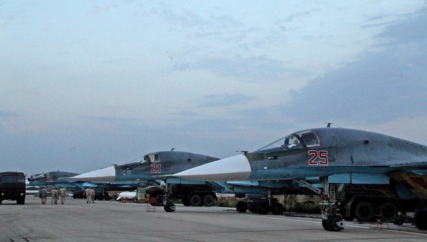 Су-34 наносит удар по аэродрому