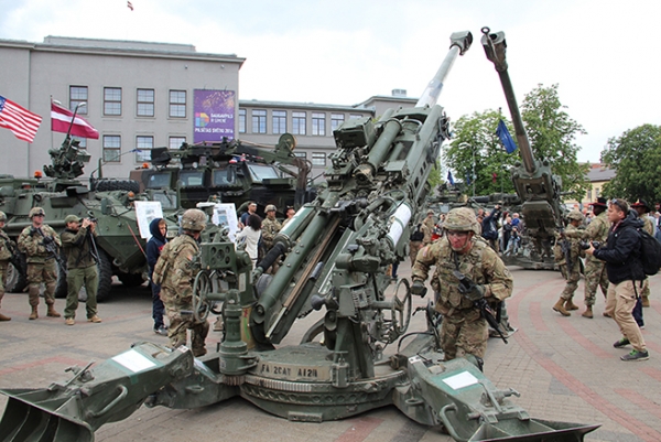 Даугавпилс встретил войска НАТО протестными надписями