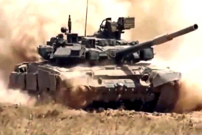 Танки Т-90 рвутся к «столице» ИГИЛ по трупам террористов