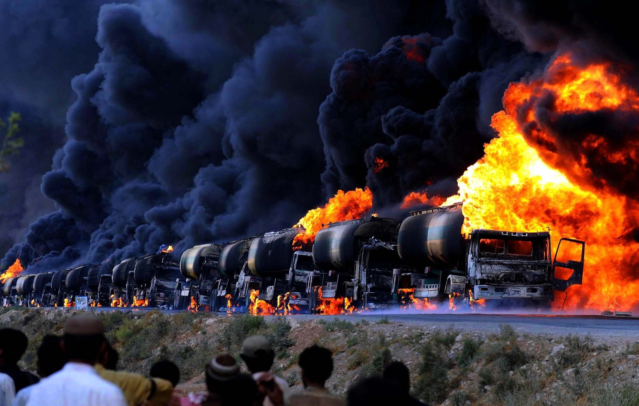 Караван горит. Колонны бензовозов в Сирии. Колонны нефтевозов в Сирии.