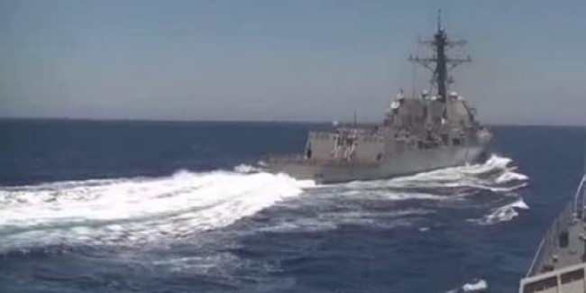 Обнародовано видео опасного сближения эсминца США с российским кораблем