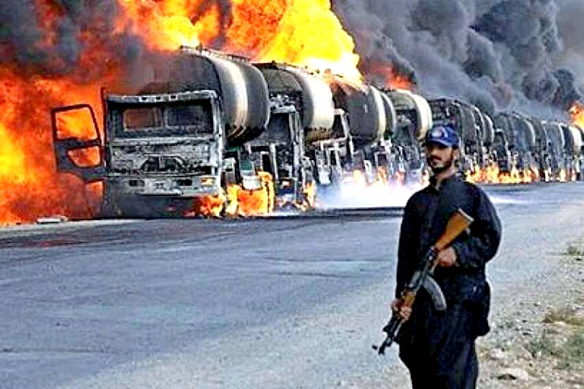 Колонна нефтевозов ИГ уничтожена сирийской авиацией у границы с Ираком
