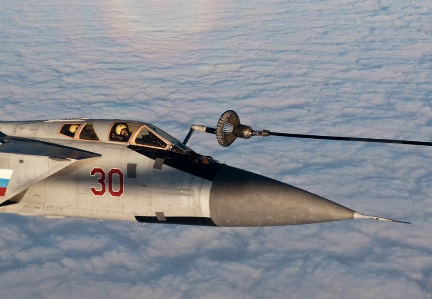 «Попасть в игольное ушко» на 500 км/ч: кадры заправки МиГ-31 в воздухе