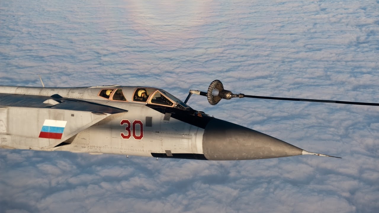 Блестящая дозаправка: МиГ-31БМ и Су-27 показали высший пилотаж