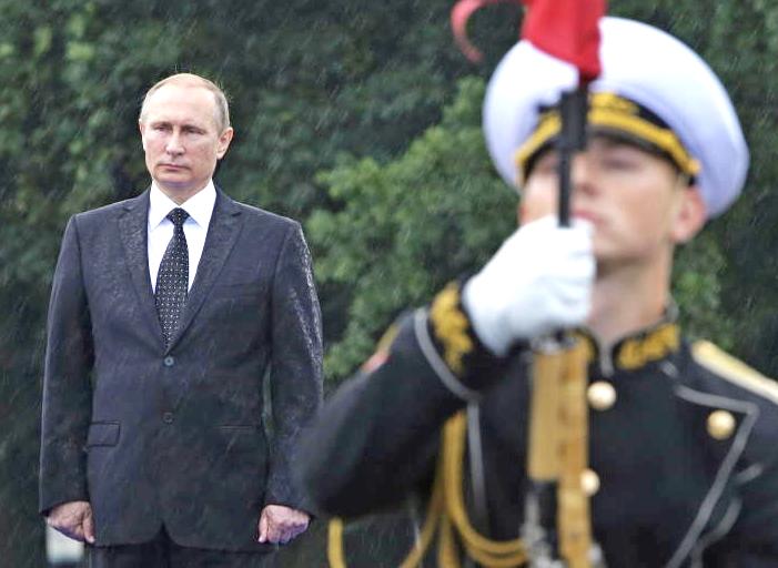 Путин поздравил моряков и пообещал им поддержку