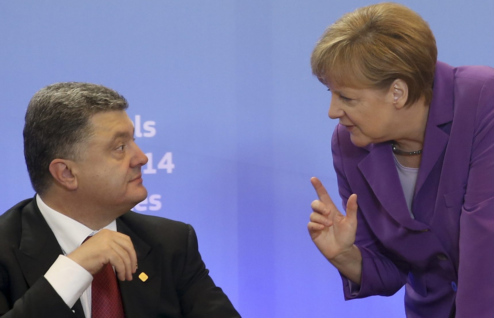 Военное положение на Украине: США не до этого, Порошенко боится Меркель