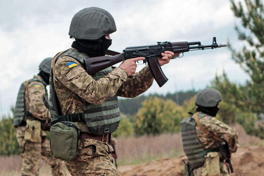 Украинские силовики заняли боевые позиции вдоль границы с РФ Украинские силовики заняли боевые позиции вдоль границы с РФ