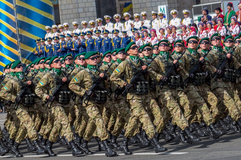 Кому война, а кому мать родная: Порошенко готовится к военному параду