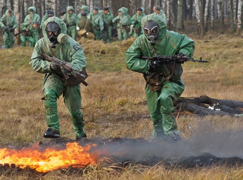 «Химический» биатлон: бойцы войск РХБЗ преодолели огненно-штурмовую полосу