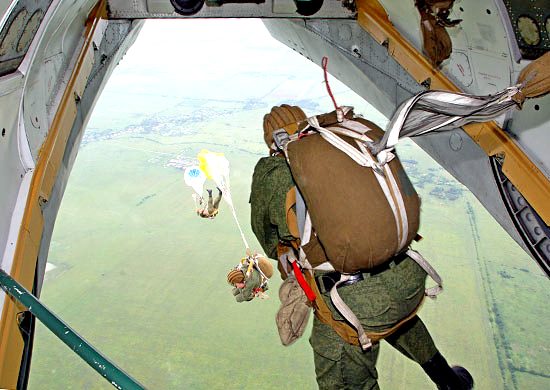 Прыжок от первого лица: кадры парашютной подготовки морпехов
