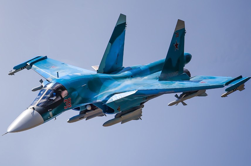 Су-34 устроил огненный ад на аэродроме «противника»: кадры учений