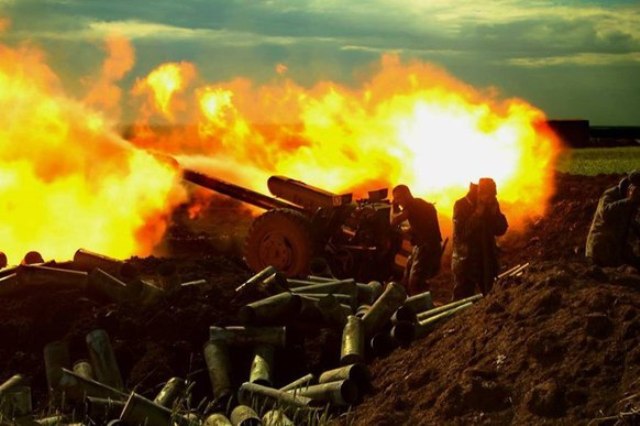 ЛДНР пылает в огне: броня ВСУ из гражданских, ночная артдуэль в Донецке