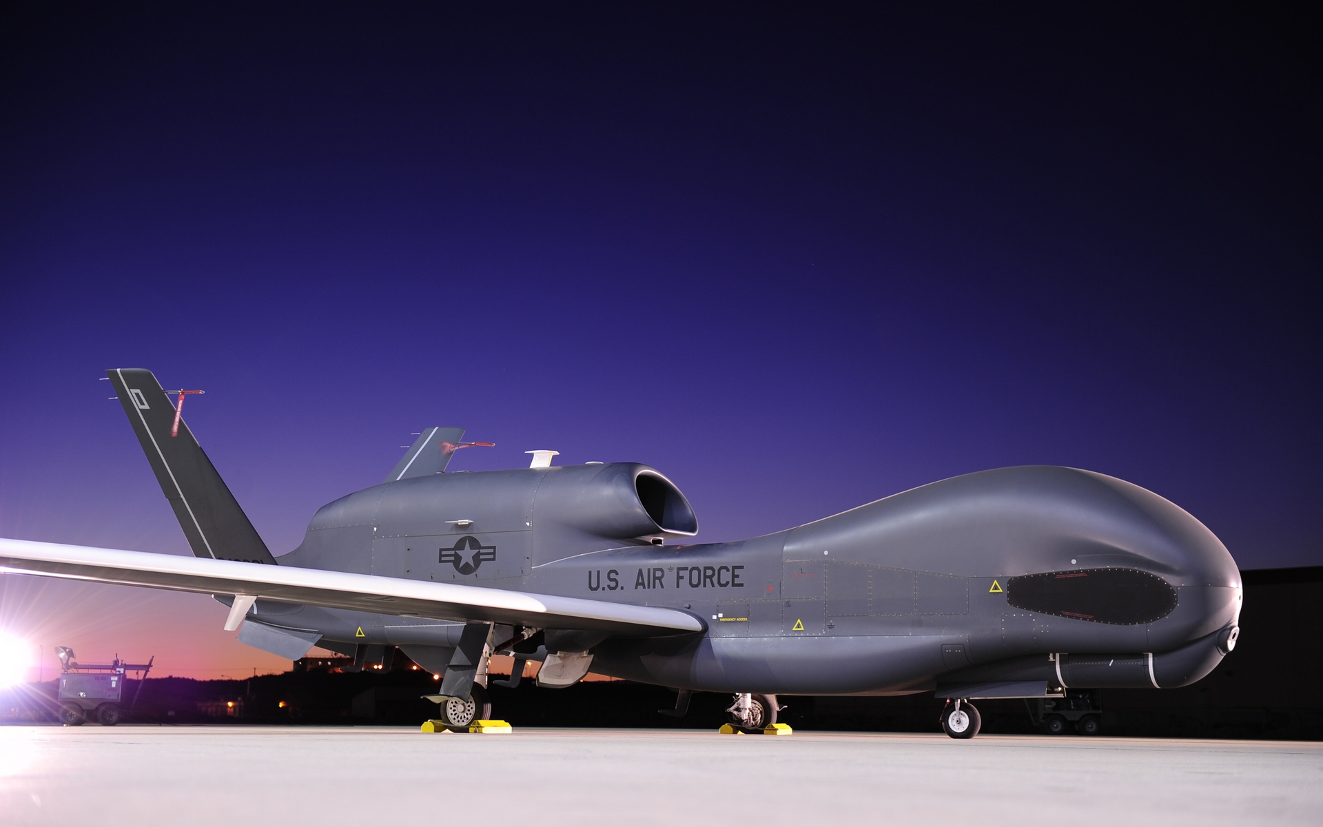 Новое оружие НАТО: БПЛА нового поколения RQ-4 Global Hawk «выпустили на волю»