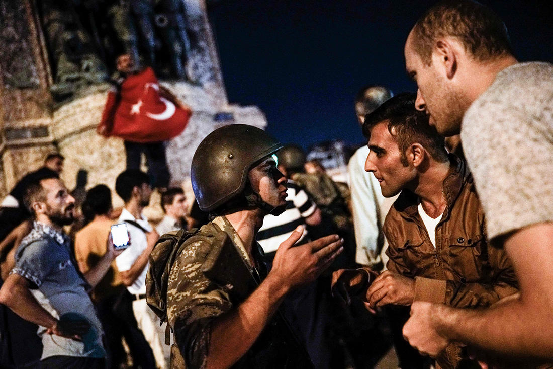 Турция потребовала выдать сбежавших в Грецию военных