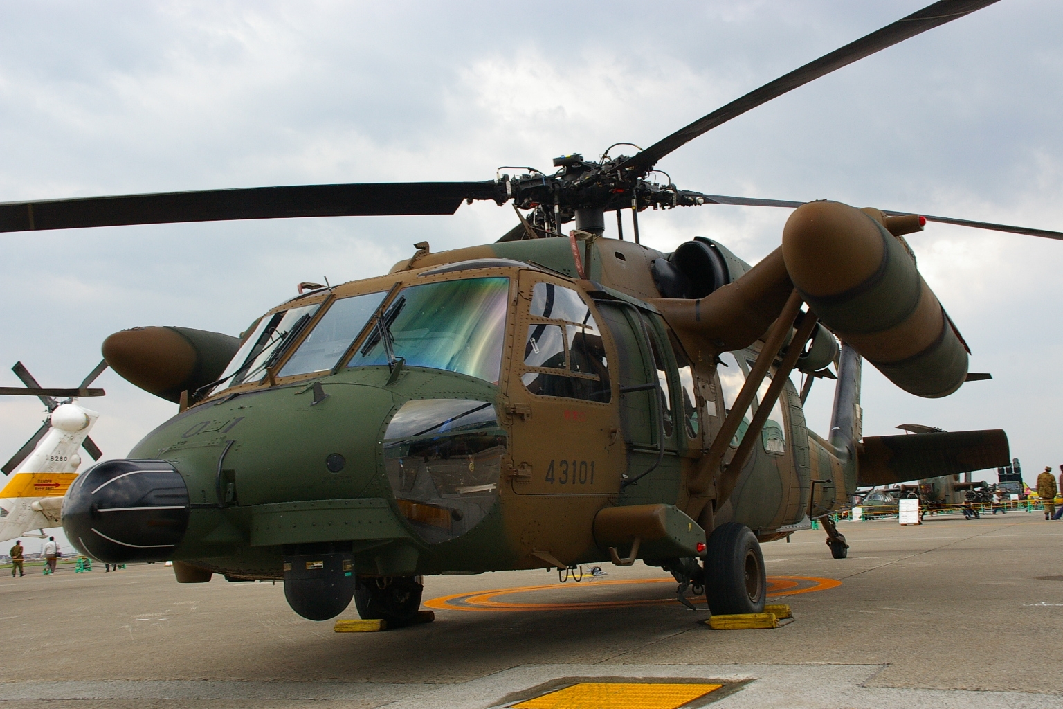 Вооружённый вертолёт "Блэкхоук" представлен на "Фарнборо"