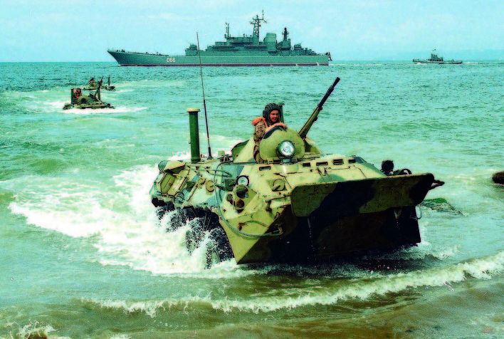 Военные на Дальнем Востоке проводят учения на суше и на море
