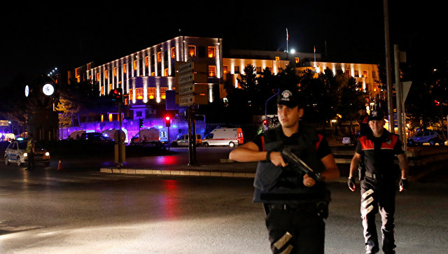 Два мощных взрыва в Анкаре. Танки открыли огонь по зданию парламента Турции