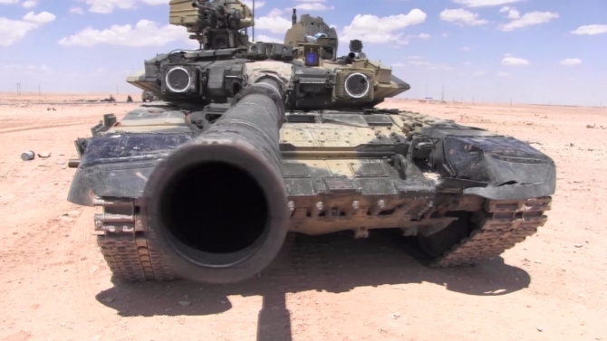 Неуязвимый Т-90: боевики ИГ трижды попали в танк, но не смогли его подбить