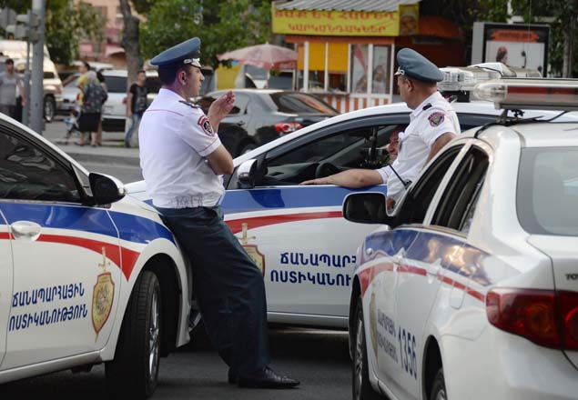 Вооруженные люди захватили здание полиции в Ереване