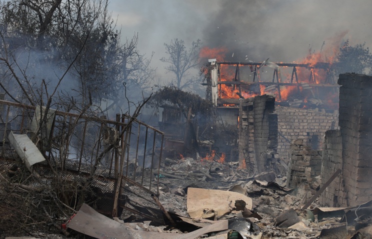Ночными обстрелами ВСУ повреждено три дома в Донецке и Докучаевске
