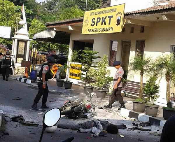 Боевик на мотоцикле атаковал полицейский участок в Индонезии